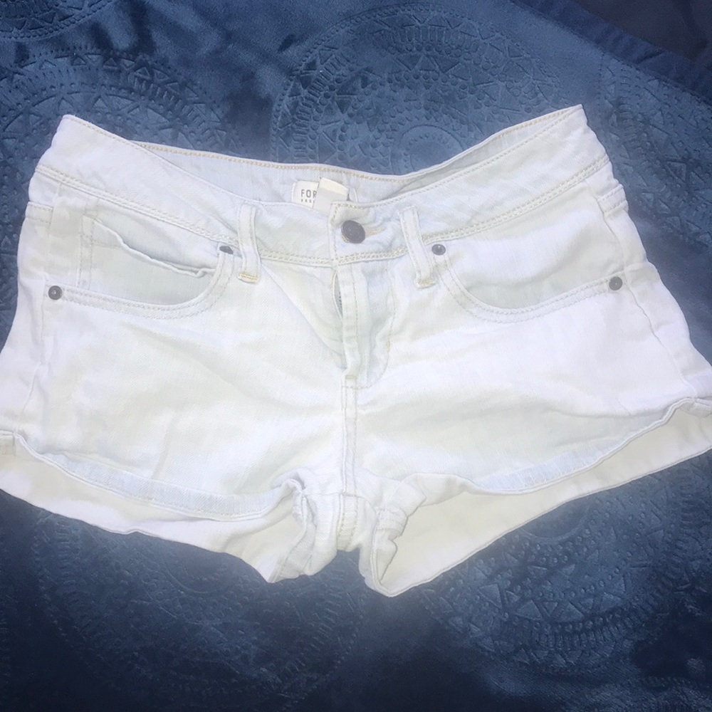Distressed Jean Shorts w Floral pockets